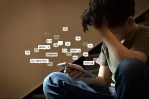 Ilustrasi-cyberbullying-melalui-penggunaan-media-sosial-dailymailcouk-2488475979